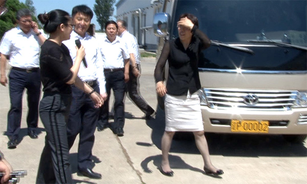 6月21日遼寧省副省長郝春榮來正業(yè)花生考察指導(dǎo)(圖1) 2018062514563411.jpg