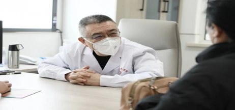 患者如潮，就診場面火爆！市二院著名專家診區(qū)百余位專家陸續(xù)來院出診