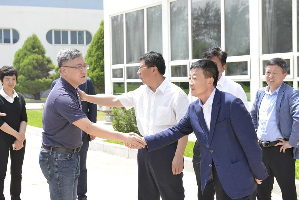 遼寧花生產(chǎn)業(yè)技術(shù)研究院揭牌儀式隆重舉行(圖1) 遼寧花生產(chǎn)業(yè)技術(shù)研究院揭牌儀式隆重舉行(圖1)