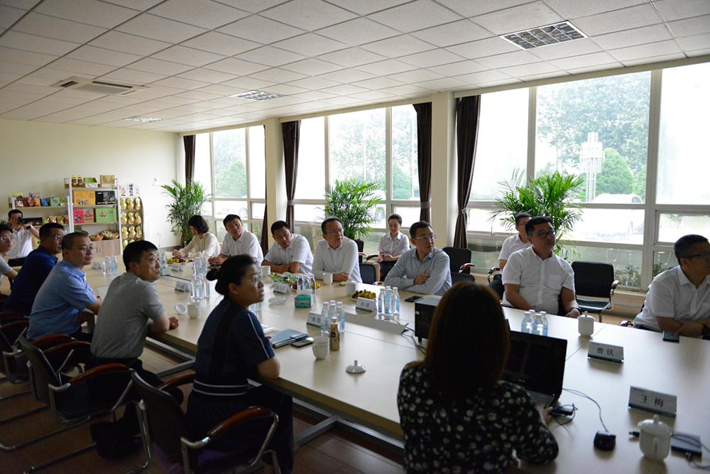 中國銀行遼寧省分行行長賈天兵一行蒞臨正業(yè)花生(圖1) 中國銀行遼寧省分行行長賈天兵一行蒞臨正業(yè)花生(圖1)