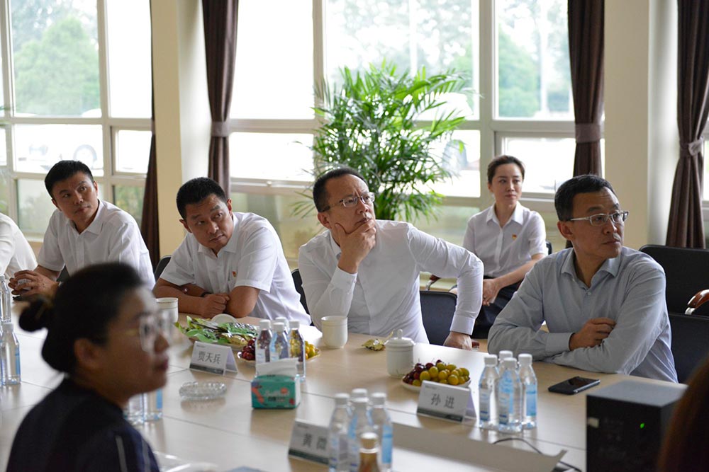 中國銀行遼寧省分行行長賈天兵一行蒞臨正業(yè)花生(圖2) 中國銀行遼寧省分行行長賈天兵一行蒞臨正業(yè)花生(圖2)