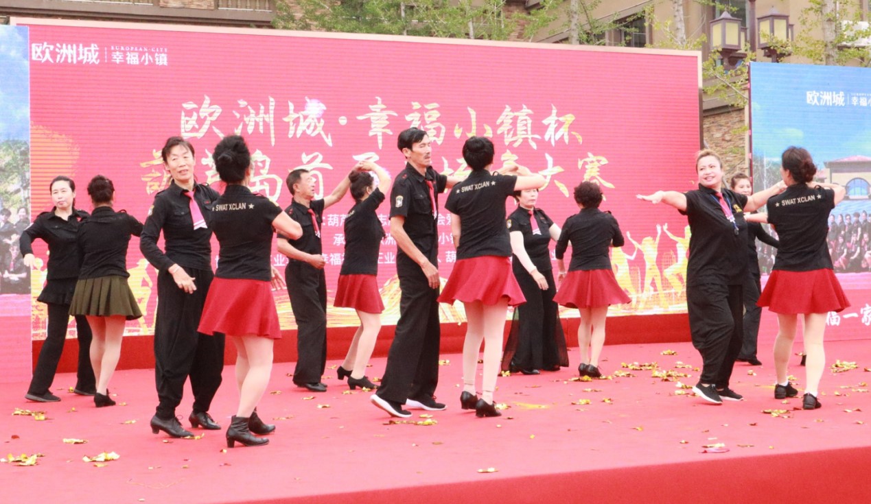 幸福筑城 全民共舞時代新姿——歐洲城·幸福小鎮(zhèn)杯葫蘆島首屆廣場舞大賽開幕式圓滿成功(圖10) 幸福筑城 全民共舞時代新姿——歐洲城·幸福小鎮(zhèn)杯葫蘆島首屆廣場舞大賽開幕式圓滿成功(圖10)