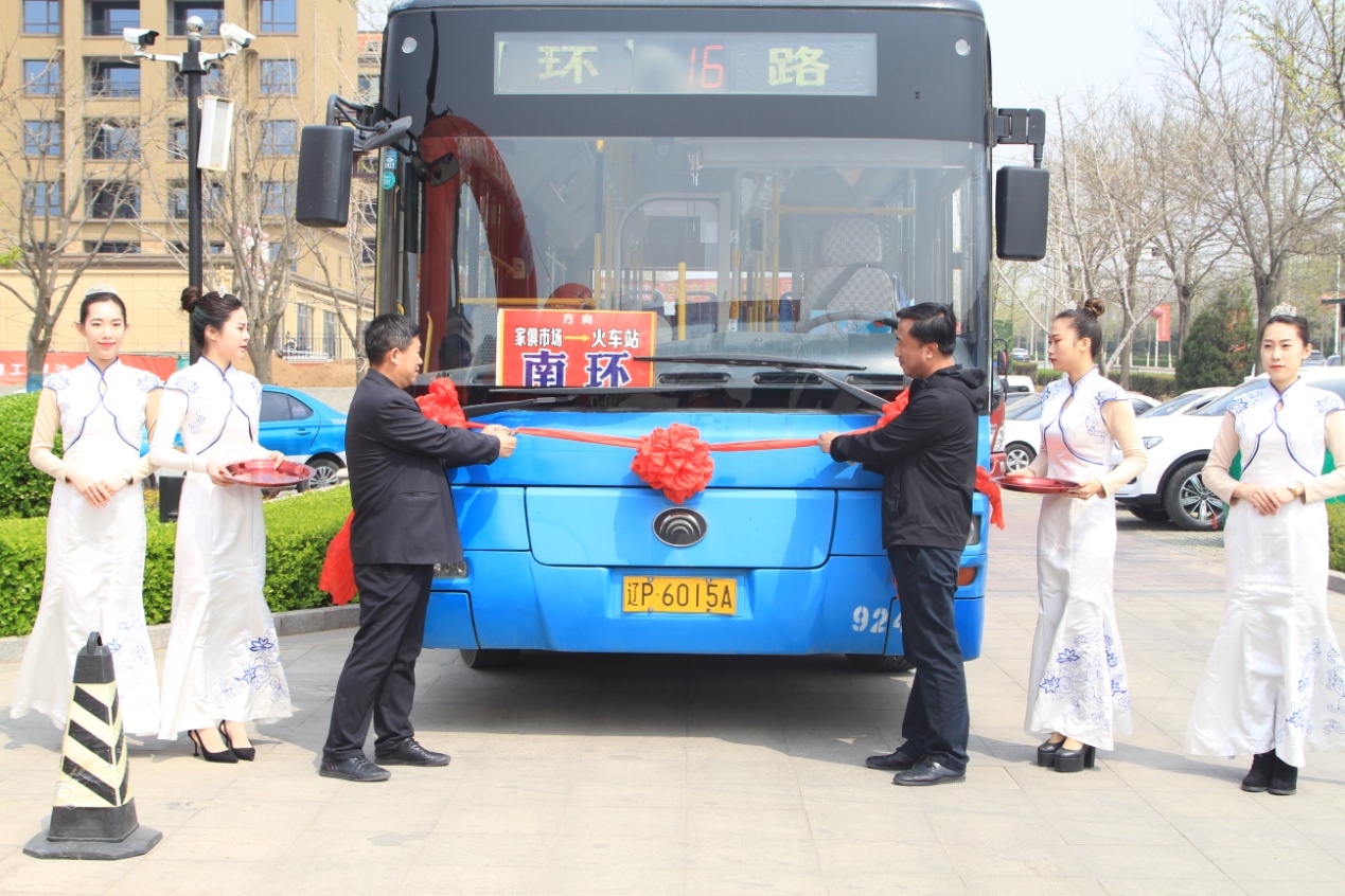 正業(yè)·歐洲城16路公交通車儀式圓滿成功(圖2) 正業(yè)·歐洲城16路公交通車儀式圓滿成功(圖2)