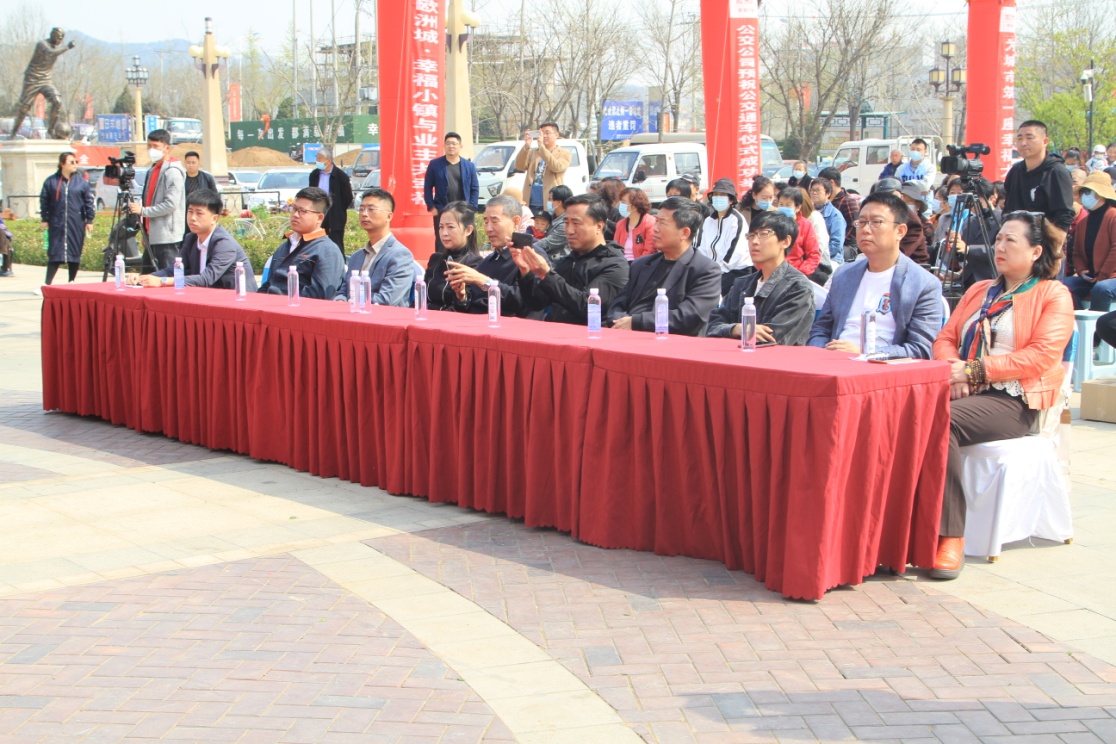 正業(yè)·歐洲城16路公交通車儀式圓滿成功(圖3) 正業(yè)·歐洲城16路公交通車儀式圓滿成功(圖3)