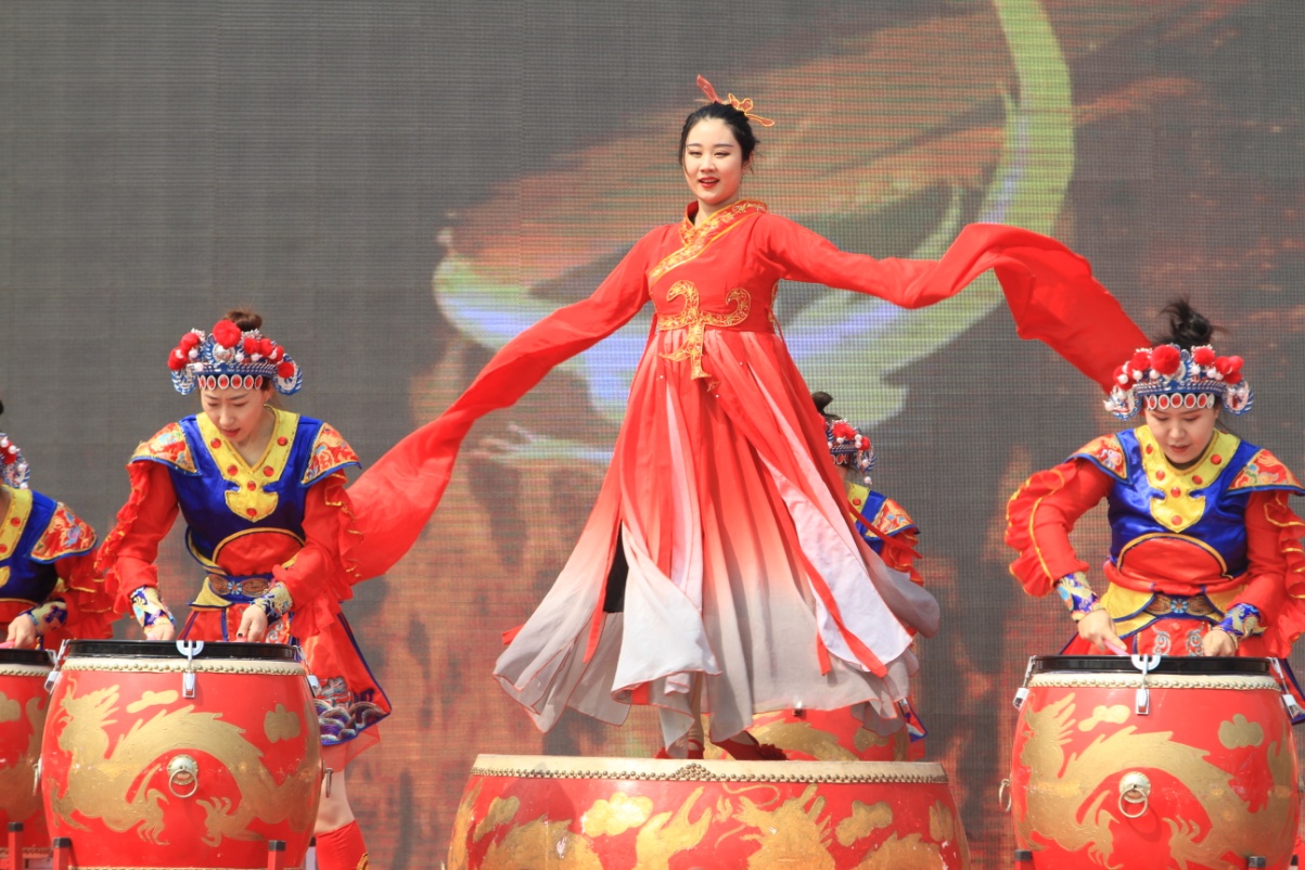 正業(yè)·歐洲城16路公交通車儀式圓滿成功(圖4) 正業(yè)·歐洲城16路公交通車儀式圓滿成功(圖4)