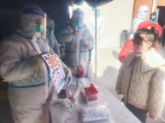 戰(zhàn)疫一線|6萬人次，市二院核酸采樣醫(yī)療隊支援綏中的第24天！(圖2)