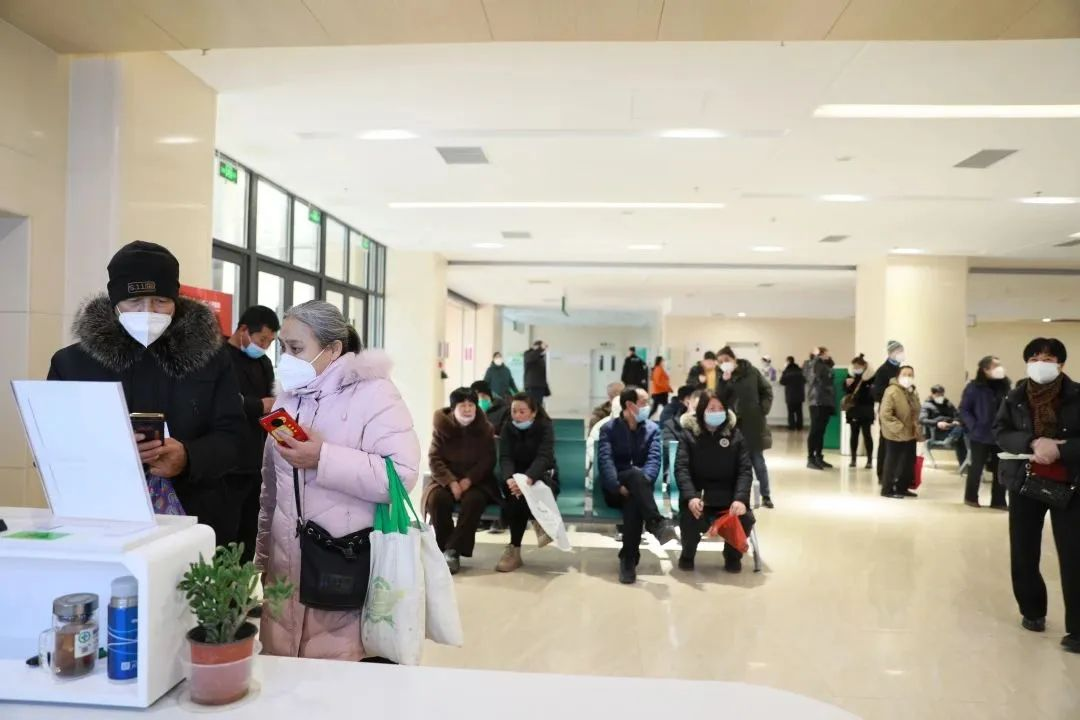患者如潮，就診場(chǎng)面火爆！市二院著名專(zhuān)家診區(qū)百余位專(zhuān)家陸續(xù)來(lái)院出診(圖1)