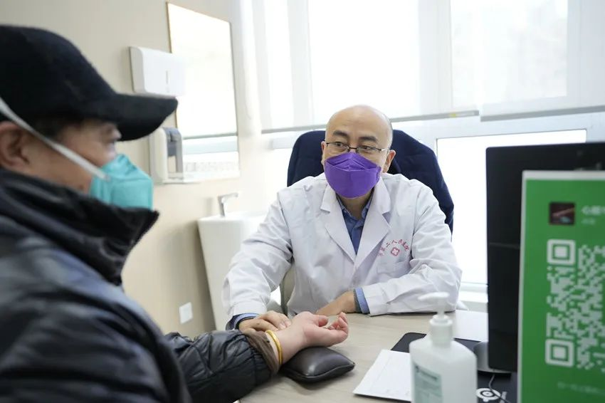 患者如潮，就診場(chǎng)面火爆！市二院著名專(zhuān)家診區(qū)百余位專(zhuān)家陸續(xù)來(lái)院出診(圖3)
