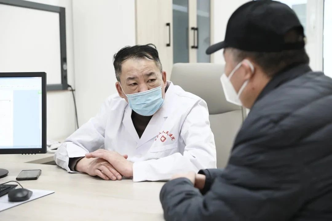 患者如潮，就診場(chǎng)面火爆！市二院著名專(zhuān)家診區(qū)百余位專(zhuān)家陸續(xù)來(lái)院出診(圖4)