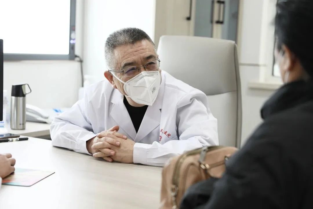 患者如潮，就診場(chǎng)面火爆！市二院著名專(zhuān)家診區(qū)百余位專(zhuān)家陸續(xù)來(lái)院出診(圖6)