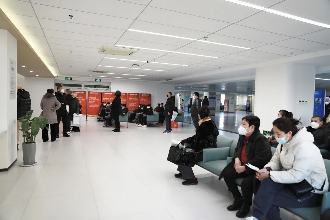 患者如潮，就診場(chǎng)面火爆！市二院著名專(zhuān)家診區(qū)百余位專(zhuān)家陸續(xù)來(lái)院出診(圖8)