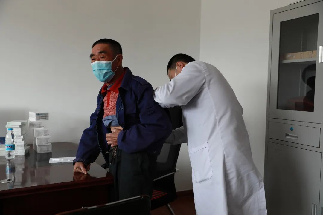 踐行黨的二十大精神，市二院黨員開展大型公益出診！(圖2)