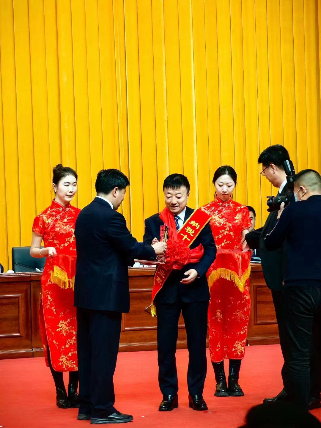 《全市民營經(jīng)濟大會》暨2023年度民營企業(yè)納稅十強表彰大會在葫蘆島市文化宮隆重召開，董事長趙立君先生代表集團上臺領(lǐng)獎(圖3)