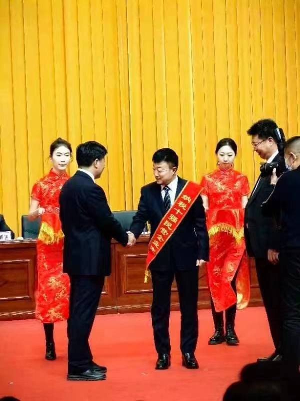 《全市民營經(jīng)濟大會》暨2023年度民營企業(yè)納稅十強表彰大會在葫蘆島市文化宮隆重召開，董事長趙立君先生代表集團上臺領(lǐng)獎(圖2)
