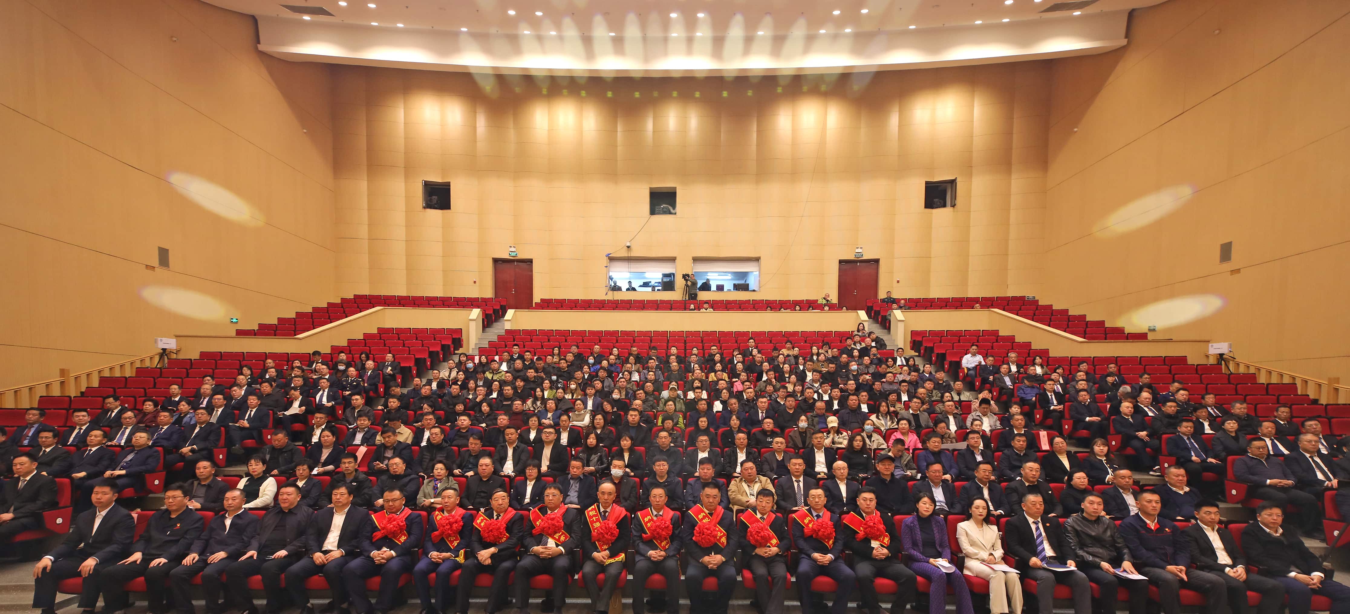 正業(yè)集團(tuán)再登納稅十強(qiáng)榜！董事長(zhǎng)趙立君出席全市民營(yíng)經(jīng)濟(jì)大會(huì)接受表彰(圖4)